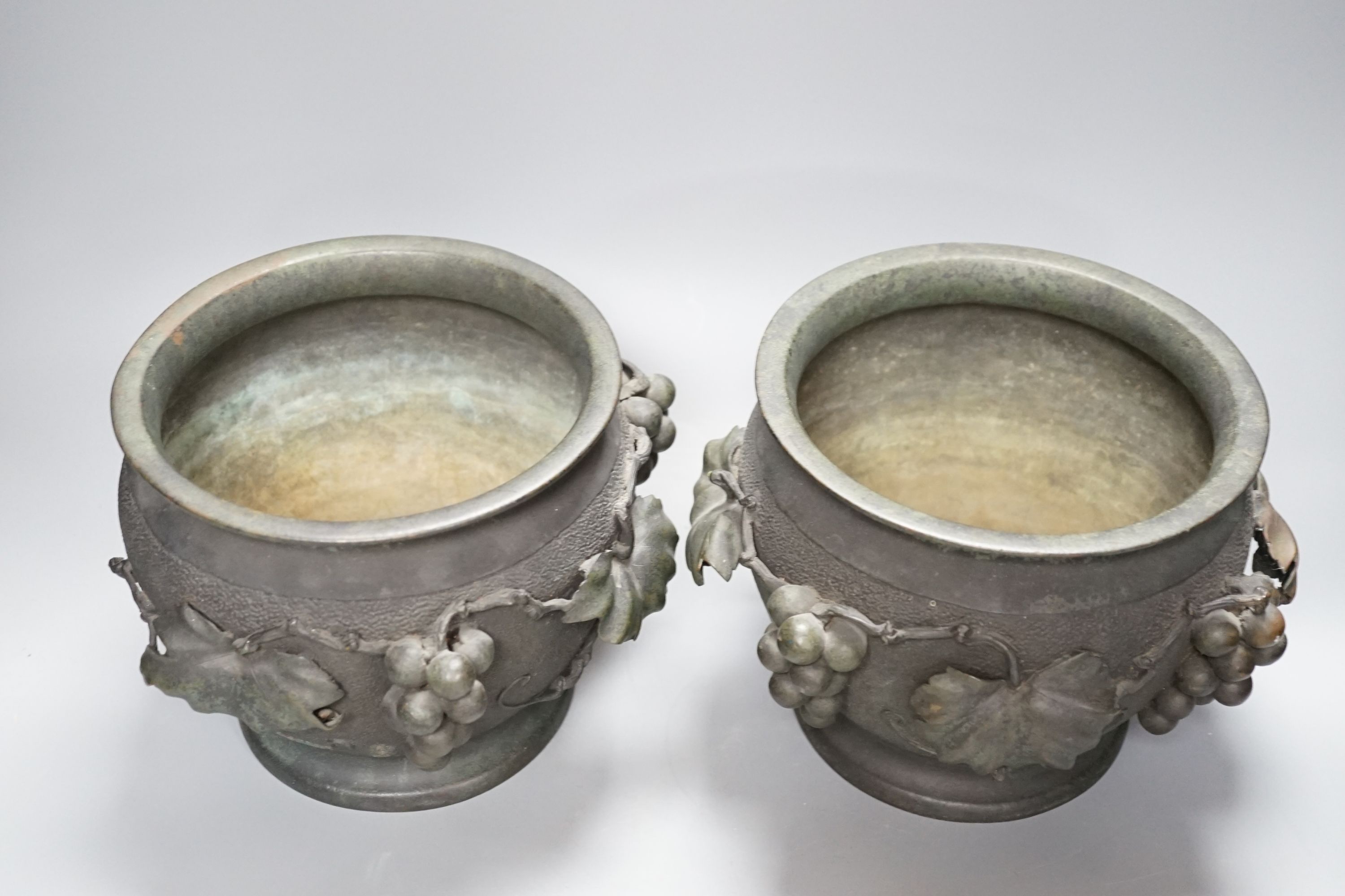 A pair of Japanese bronze jardinieres, Meiji period 17cm